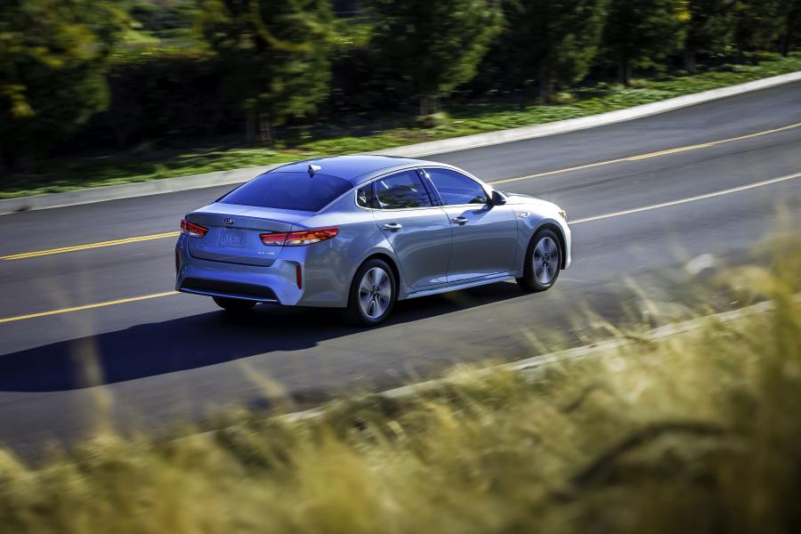  Kia Optima Plug-In Hybrid 2016 года  (US) (фото 4 из 9)